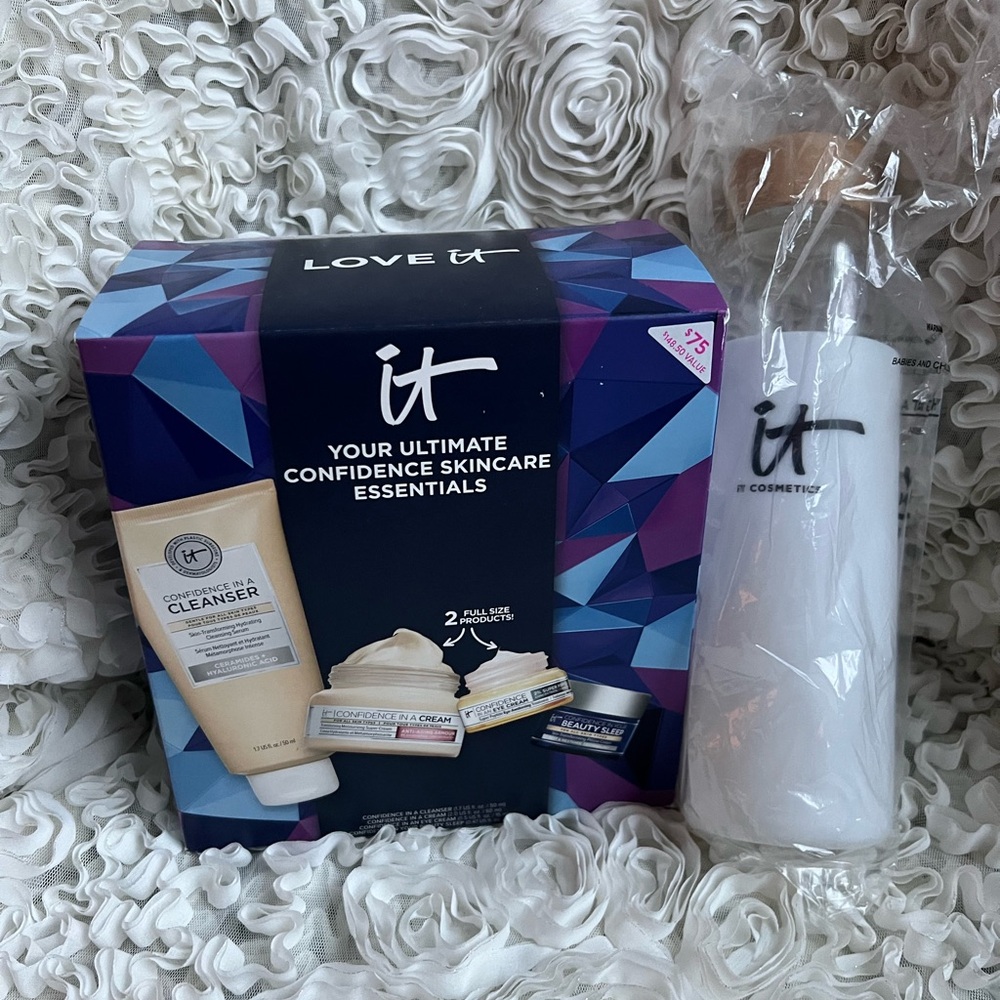 BNWT! It cosmetics Your Ultimate Confidence Skincare Essentials Set 4 pieces💙